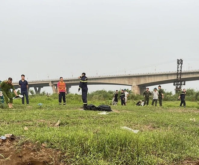 Nhóm học sinh lớp 11 rủ nhau bơi ở sông Hồng, 2 em đuối nước thương tâm