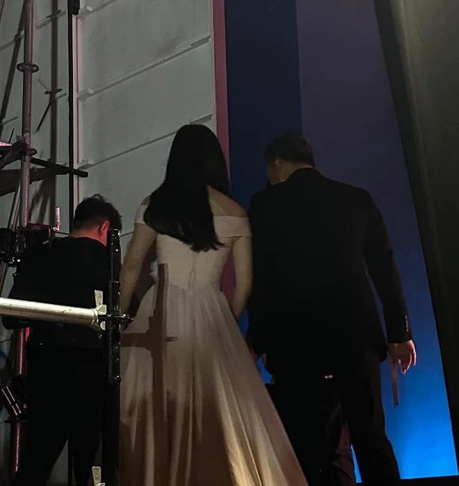 Song Hye Kyo gây sốt MXH với bóng lưng quyến rũ qua ống kính của Thang Duy tại Baeksang