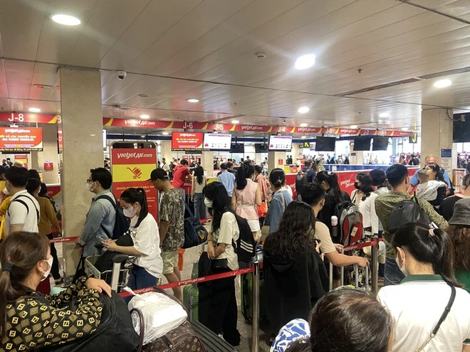 Sân bay Tân Sơn Nhất lúc này: Nhiều người đã vác vali về quê, đi du lịch dịp lễ 30/4