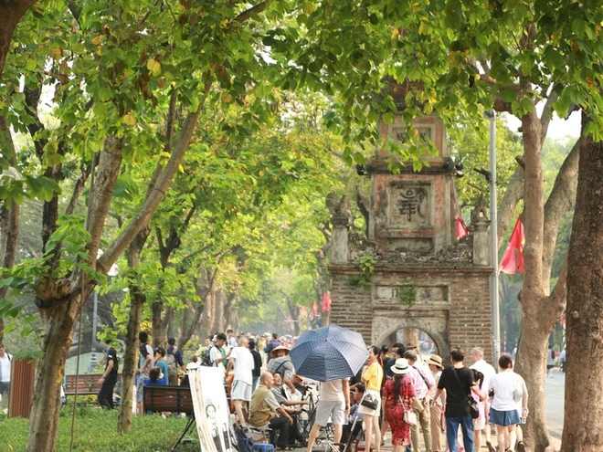 Người dân Hà Nội đổ xô lên phố đi bộ Hồ Gươm trong buổi sáng 30/4