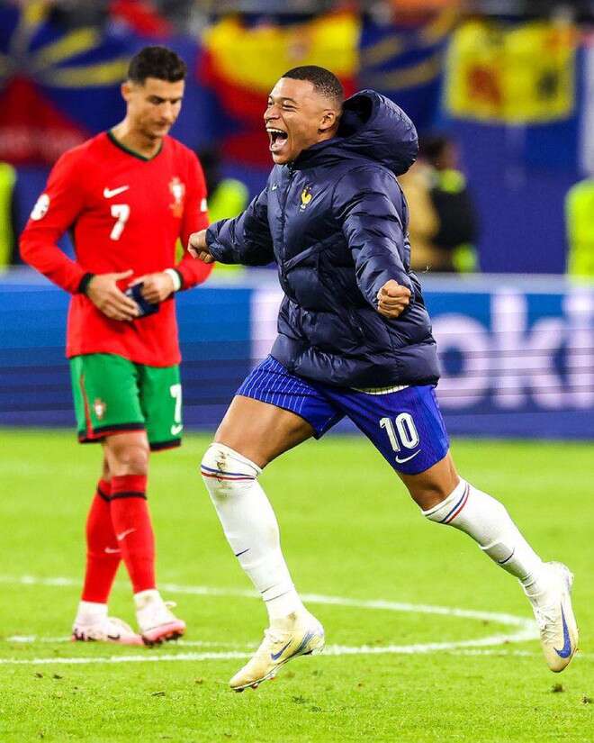 Mbappe “xô đổ” Ronaldo: Từ cậu nhóc mộng mơ đến người viết lịch sử, tre già măng mọc có gì lạ đâu