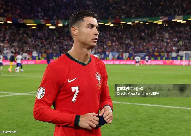 Giọt nước mắt không rơi nhưng trò chơi vẫn kết thúc, Ronaldo lầm lũi chia tay Euro cùng kỷ lục không thể buồn hơn