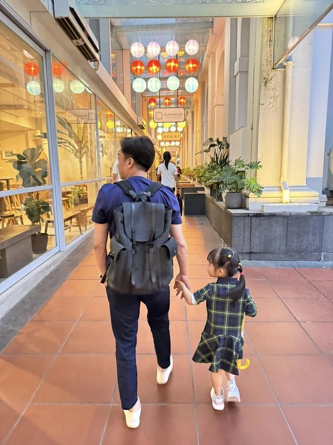 Cường Đô La khoe ảnh đưa Subeo và Suchin đi chơi, chỉ nói đúng 1 câu mà được khen tới tấp cách nuôi dạy con