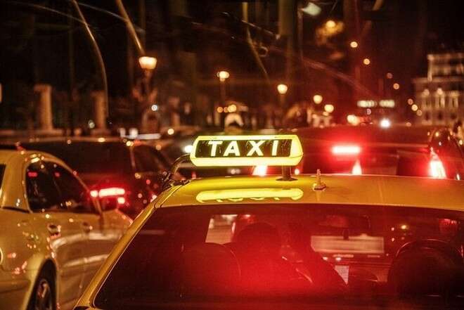 Tranh làn đường, gã trai ép hôn tài xế taxi để trả đũa, cảnh sát phải ra tay