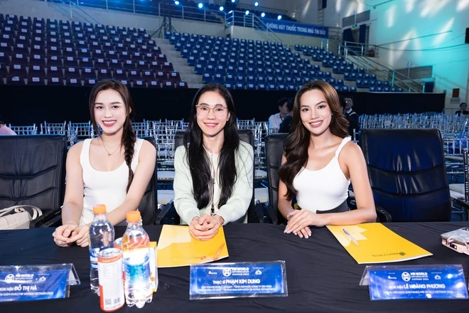 Trước giờ G Chung kết Nam vương thế giới VN: Đỗ Hà - Lương Thùy Linh đọ mặt mộc, dàn nam thần ráo riết tổng duyệt