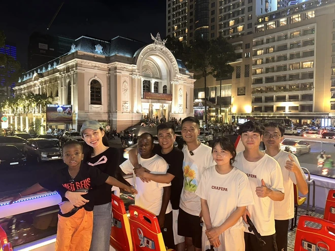 Thùy Tiên tự tay đệm đàn và hát cùng team Quang Linh Vlogs, Lôi Con minh họa nhiệt tình dù... không hiểu gì