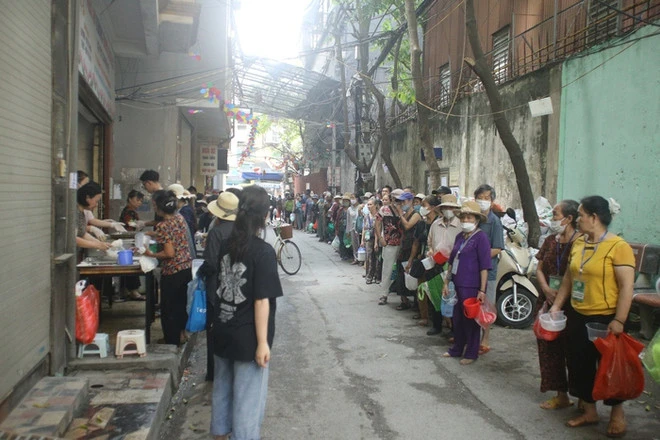 Ấm áp hàng trăm suất cơm thiện nguyện giá 0 đồng