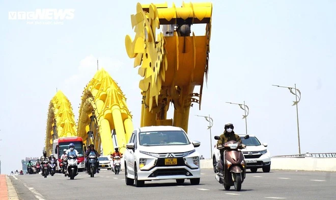 Người lao động nghèo oằn mình mưu sinh dưới trời nắng nóng như đổ lửa
