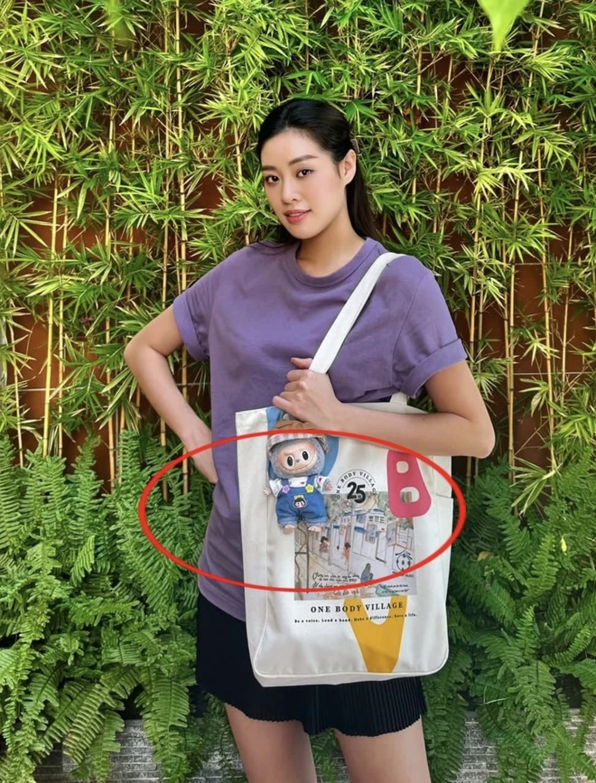 Hoa hậu Khánh Vân lộ bụng lùm lùm