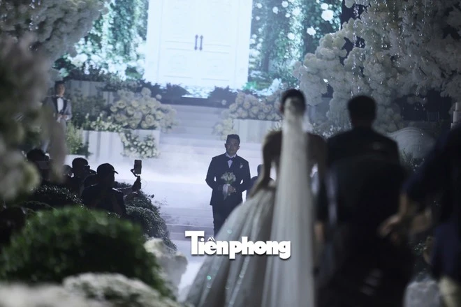 Doanh nhân Viết Vương thề nguyện nắm tay Đỗ Thị Hà đến hết cuộc đời