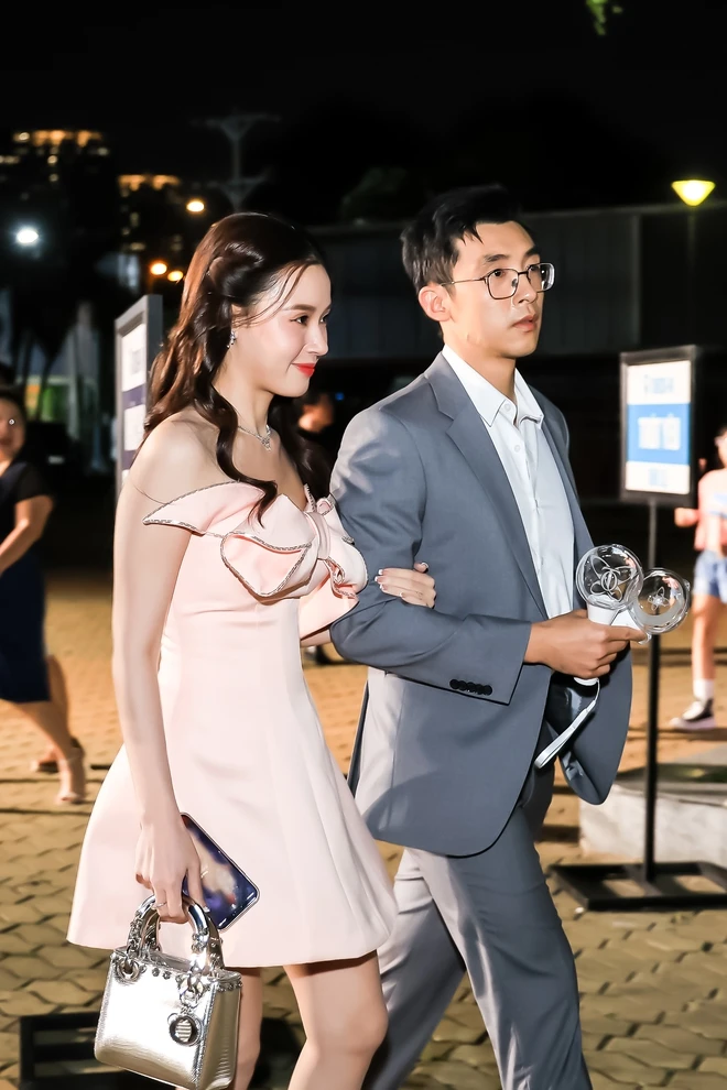Vợ chồng Midu lộ diện hậu đám cưới hào môn nhưng từ chối làm 1 điều ở concert Trung Quân!