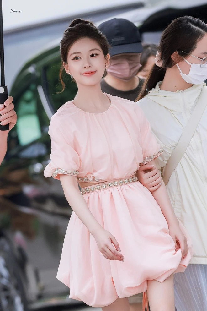 Mỹ nhân Hoa ngữ diện váy hồng xinh như công chúa ở phim mới, nhan sắc hoàn hảo sáng bừng khung hình