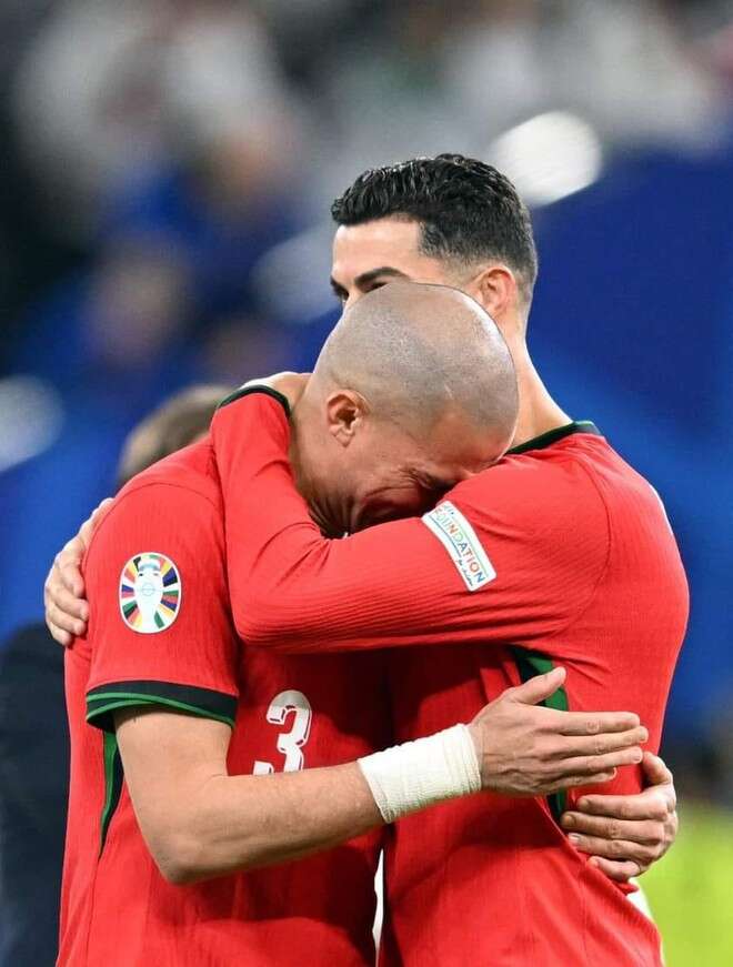 Pepe tuổi 41 tựa vai Ronaldo 39 tuổi oà khóc như một đứa trẻ: Mỏi chân rồi mình dừng lại thôi