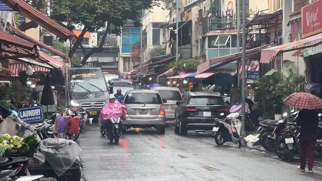 Chuyện mỗi ngày ở phố cổ Hà Nội: Người dân chen chúc “điền vào chỗ trống”, vượt qua hàng dài xe khách 