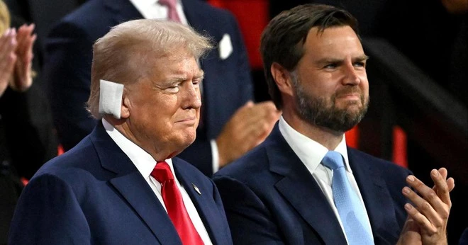 Ông Donald Trump lần đầu xuất hiện sau vụ ám sát hụt, gây chú ý với tình hình sức khỏe hiện tại