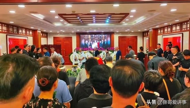 Lục Tiểu Linh Đồng đến viếng “Phật Tổ Như Lai” Chu Long Quảng