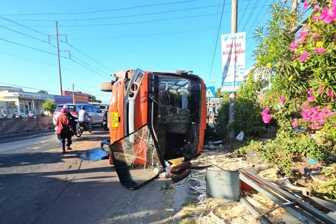 Tránh xe máy băng qua đường, ô tô chở hơn 40 công nhân lật nghiêng