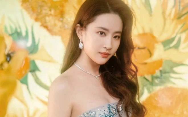 Siêu phẩm ngôn tình khiến 2 triệu fan hóng chờ: Nữ chính đẹp hàng đầu showbiz được 4 mỹ nam vây quanh