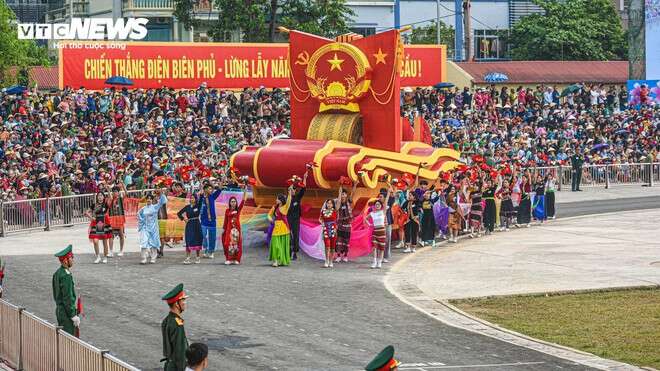 Dàn trực thăng trình diễn treo cờ trên bầu trời Điện Biên