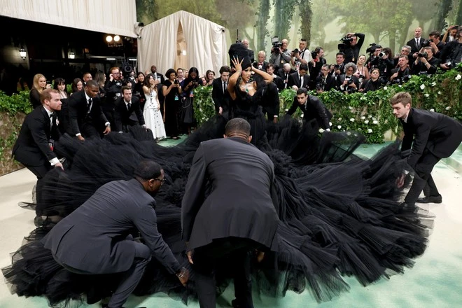 Dị nhất Met Gala 2024: “Rong biển khổng lồ” kết màn hay Kim Kardashian eo nhỏ khó tin chưa bằng màn che chắn kỳ quặc này