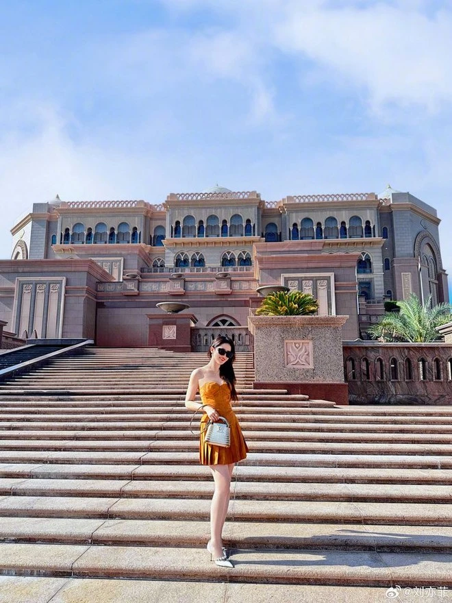 Lưu Diệc Phi gây sốt với loạt ảnh thả dáng cực “slay” ở nước ngoài, visual cùng thần thái sang chảnh ở tuổi U40 chiếm trọn spotlight