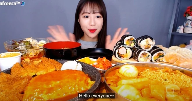 YouTuber đình đám bị bạn trai cũ bạo hành trong 4 năm, netizen giật mình khi nhìn lại dấu hiệu rõ ràng trong từng video mà không ai hay biết