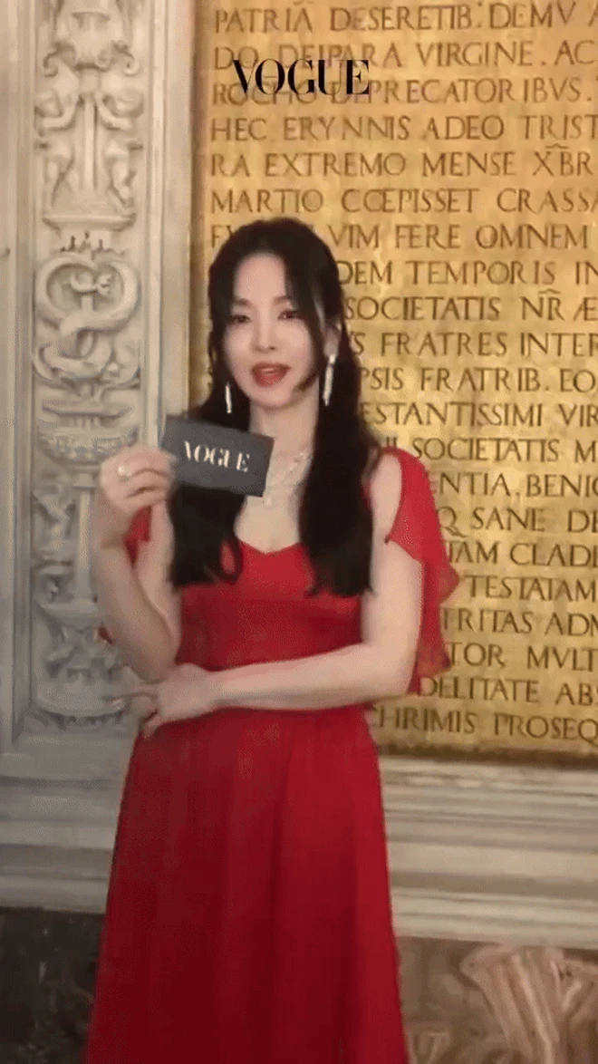 Song Hye Kyo đại náo sự kiện trời Âu: Sexy hút hồn trong chiếc váy đỏ 