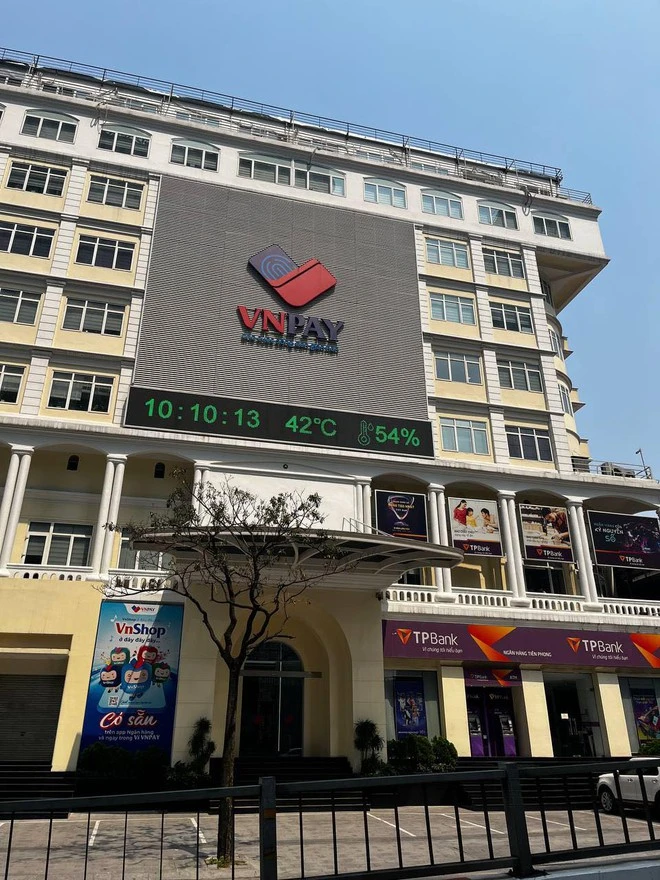 Ngày nghỉ lễ đầu tiên “đỏ rực” 45 độ C, Hà Nội như 