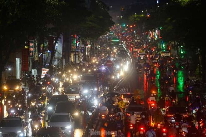 Mưa lớn đúng giờ tan tầm, người Hà Nội chật vật vượt ùn tắc ‘tìm đường’ về nhà