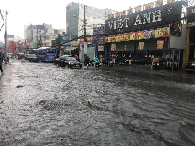 TPHCM: Mưa lớn nhất trong những ngày qua, đường ngập như sông, nhiều xe chết máy