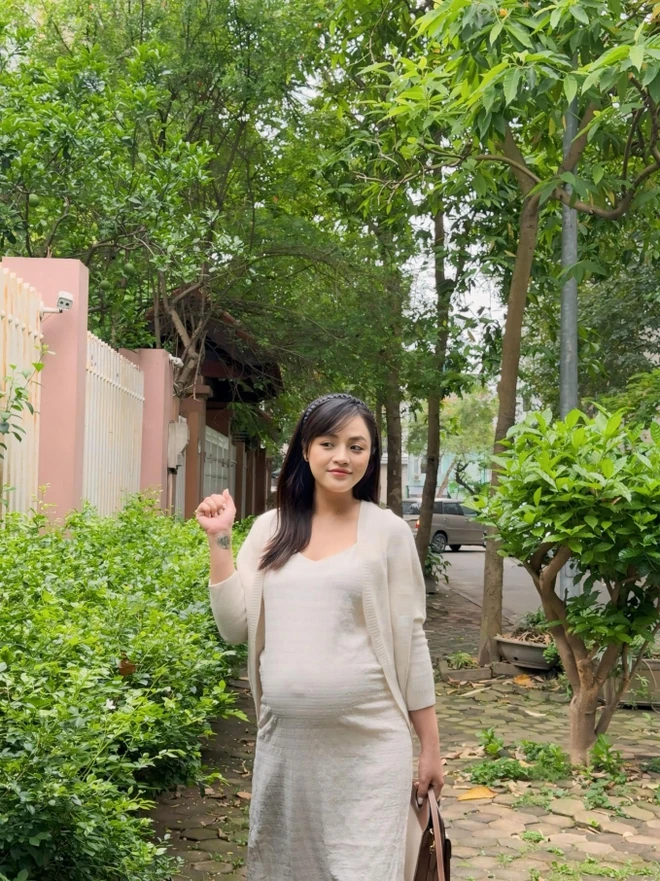 Thu Quỳnh khoe nhan sắc và bụng bầu to vượt mặt tháng cuối thai kỳ, hé lộ thông tin đặc biệt trước ngày lâm bồn