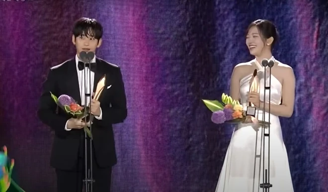 Biểu cảm đến tội của Kim Soo Hyun 1m8 khi bị mỹ nhân IVE kém 15 tuổi dìm chiều cao tại Baeksang