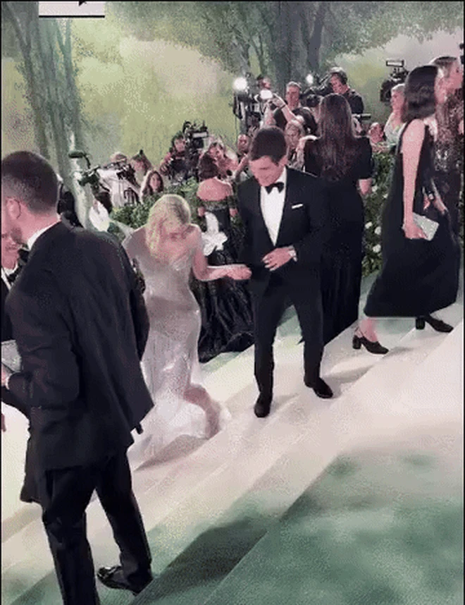 Met Gala bị mỉa mai là lễ hội bó chân
