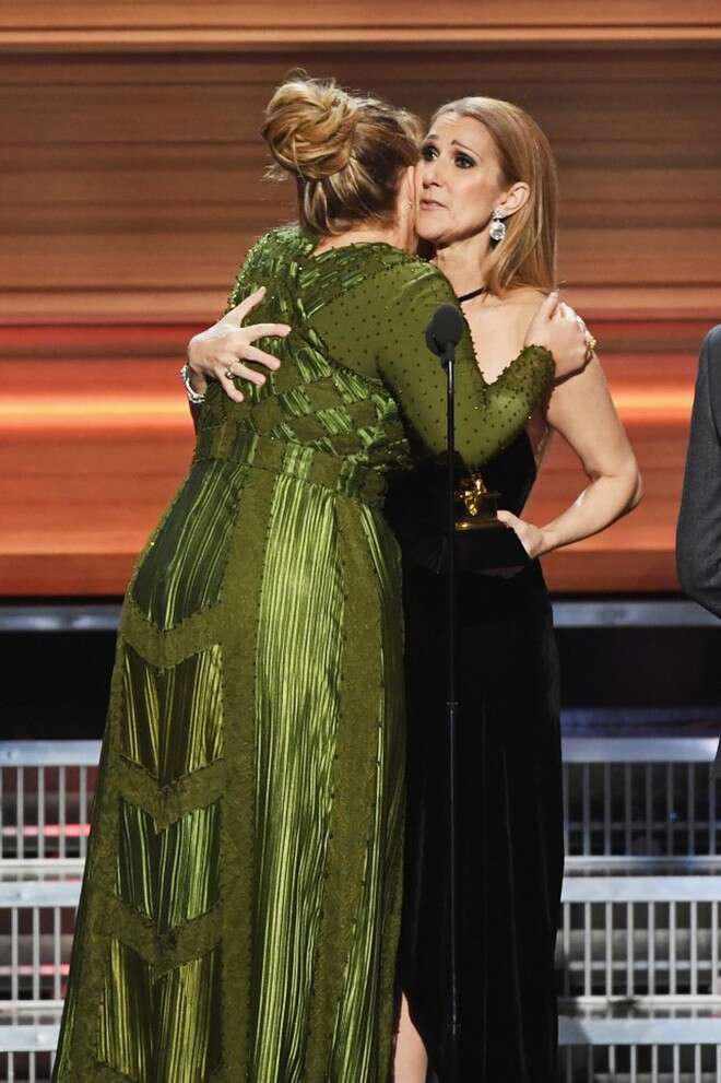 Adele và Celine Dion ôm nhau khóc