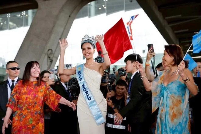 Hàng nghìn người dân Thái Lan đón Hoa hậu Thế giới 2025 về nước
