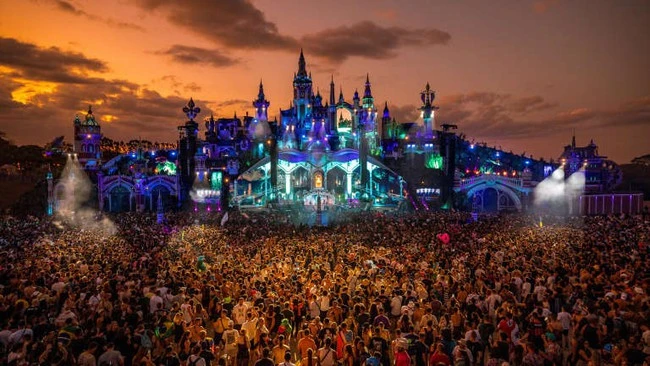 Tomorrowland gặp sự cố cháy lớn, sân khấu bị lửa thiêu rụi hoàn toàn, hơn 100 nghìn fan lao đao