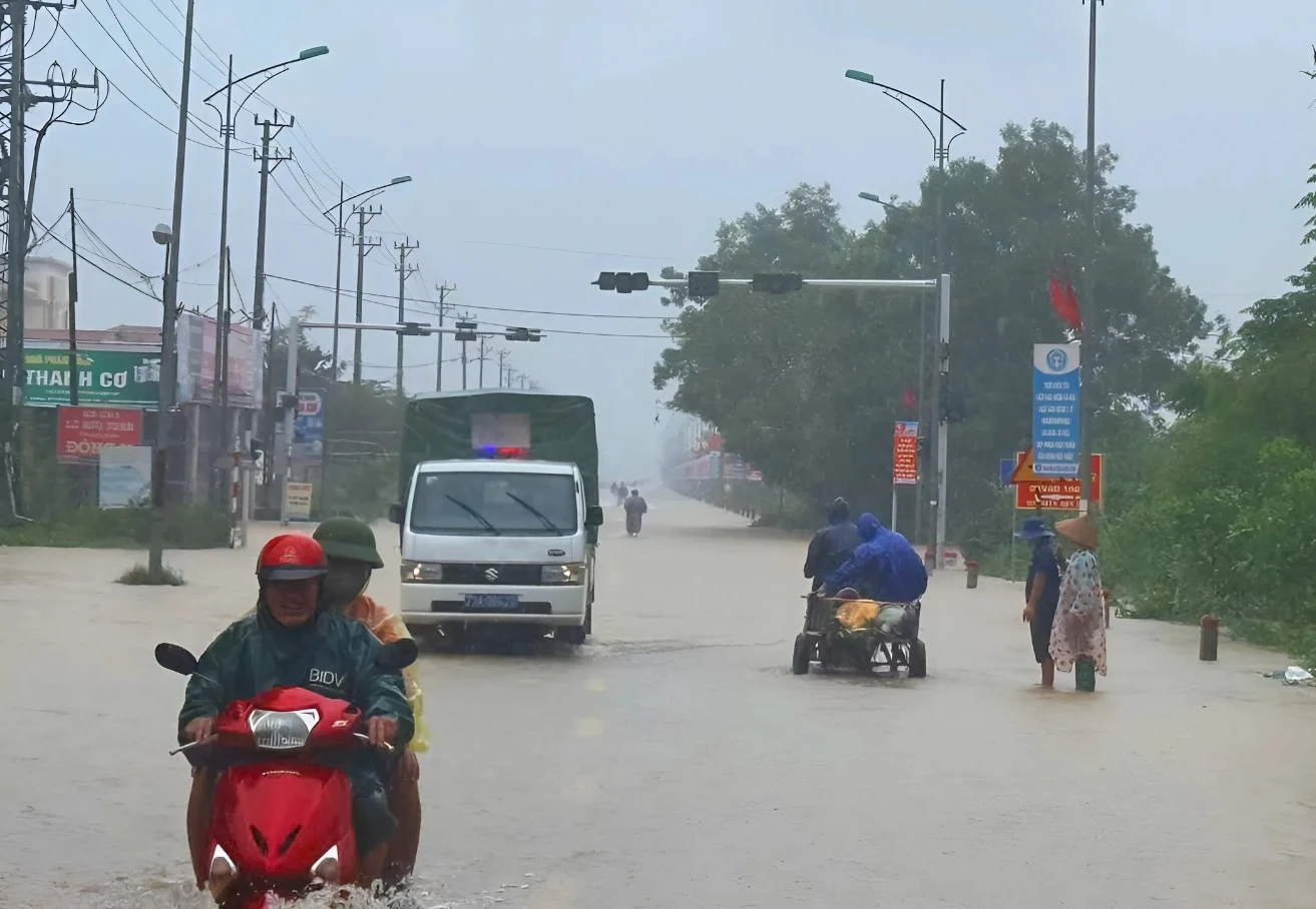 Biển nước bao vây xã Lệ Thủy, người dân hối hả chạy lũ