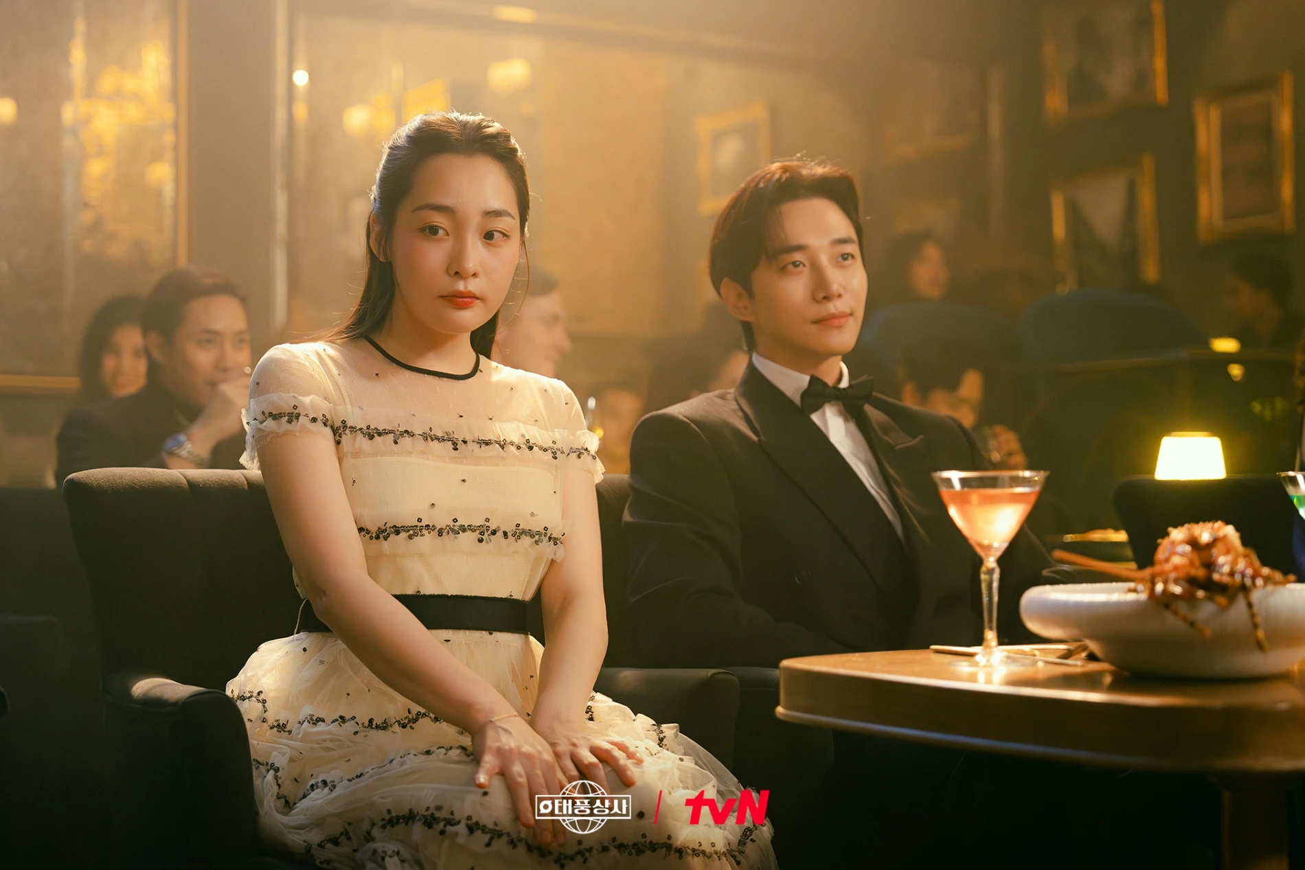 Xem rồi mới hiểu vì sao nhà nhà phát cuồng phim Hàn này: Nam chính cứ mặc vest là thần, rating dẫn đầu cả nước