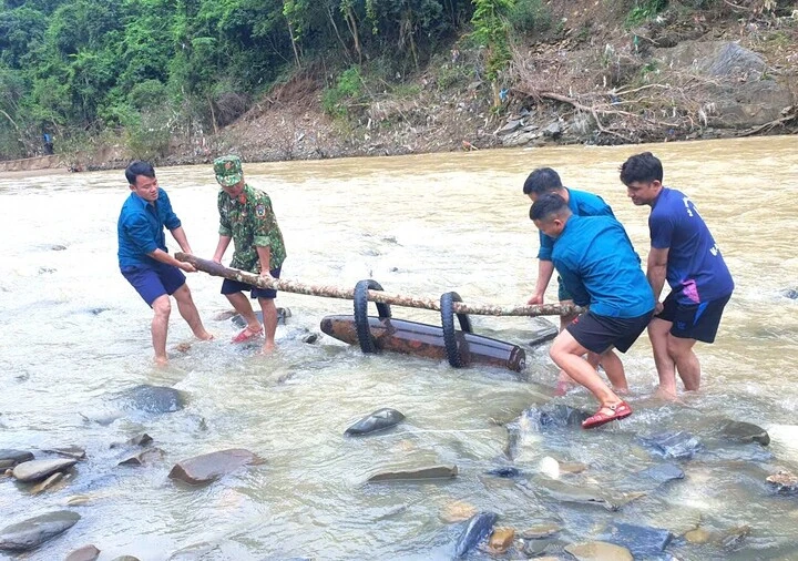 Đánh cá trên sông, phát hiện quả bom nặng 250kg