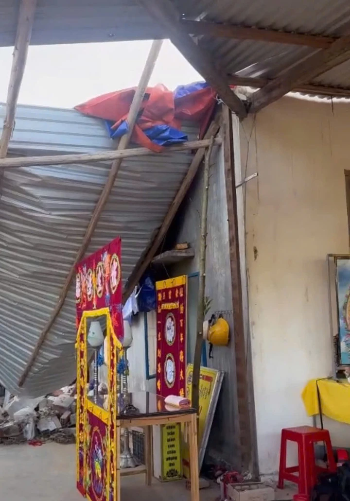 Vợ bất lực nhìn chồng bị tường đè tử vong trong cơn bão dữ