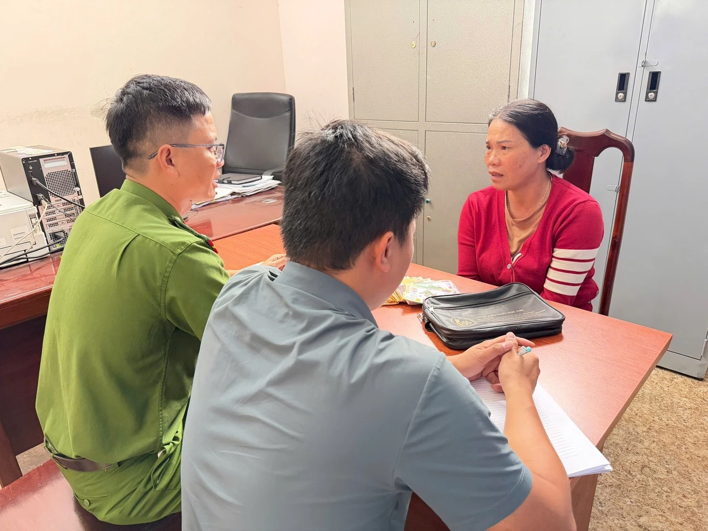 Bắt Vũ Thị Hồng sinh năm 1979