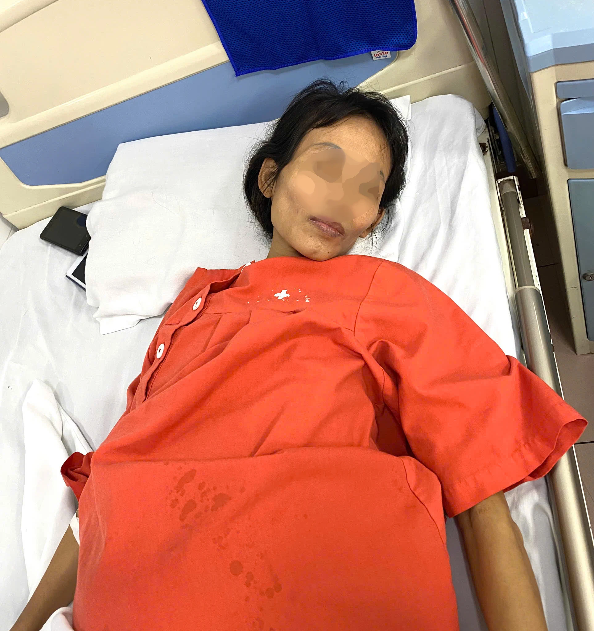 Hai vợ chồng cùng nằm viện, người vợ mang khối u tử cung 