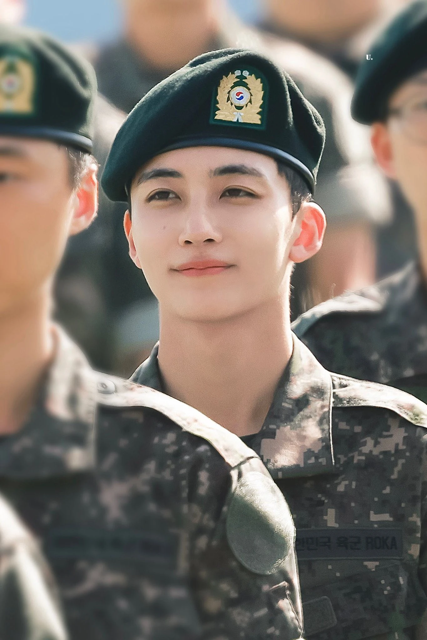 Mỹ nam đẹp đến mức sáng bừng cả Bộ Quốc phòng, ai nhìn cũng muốn đi nhập ngũ