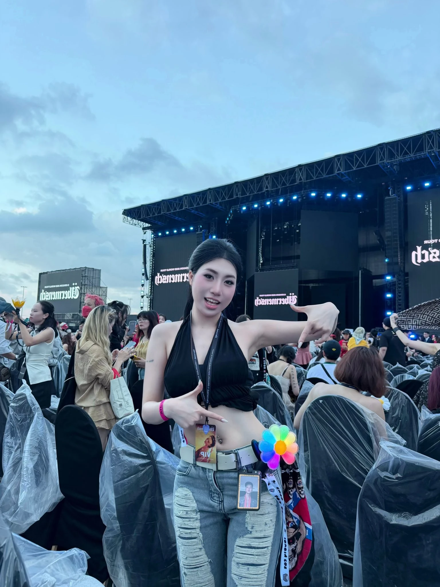 Em gái Văn Toàn khoe visual trắng phát sáng khi đi đu concert G-DRAGON