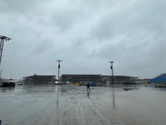 Còn 1 tuần đến concert G-Dragon ở Hà Nội: Sân khấu sắp thành hình, âm thanh ánh sáng được lắp đặt hoành tráng!