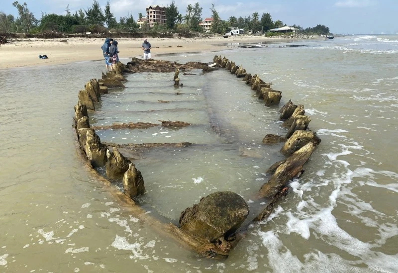 Sau bão Kalmaegi, người dân bất ngờ phát hiện vật lạ dài, báu vật từng mất dấu nay lại hiện rõ mồn một, công nghệ phân tích có gì?