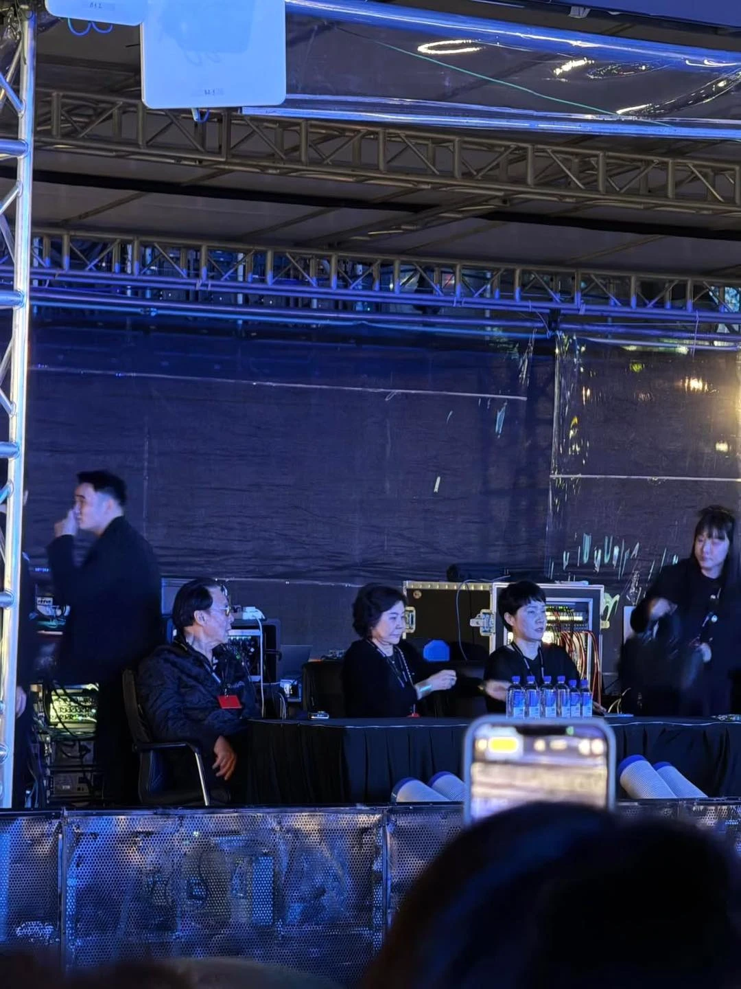 Tóm dính bố mẹ G-DRAGON dạo phố tham quan Đền Ngọc Sơn - Hồ Gươm, còn 