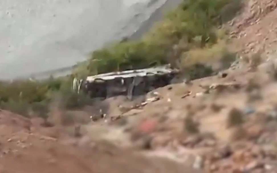 Xe buýt lao xuống vực sâu khiến 37 người tử vong thương tâm