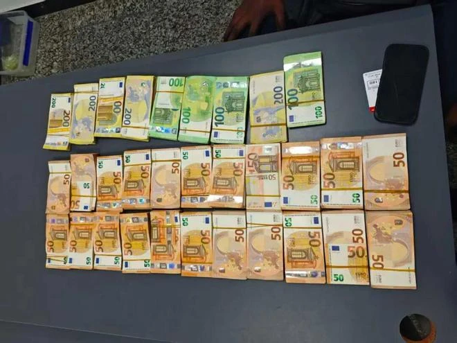 Tịch thu hơn 6,7 tỷ đồng tiền mặt trong balo của 1 du khách khi nhập cảnh tại sân bay