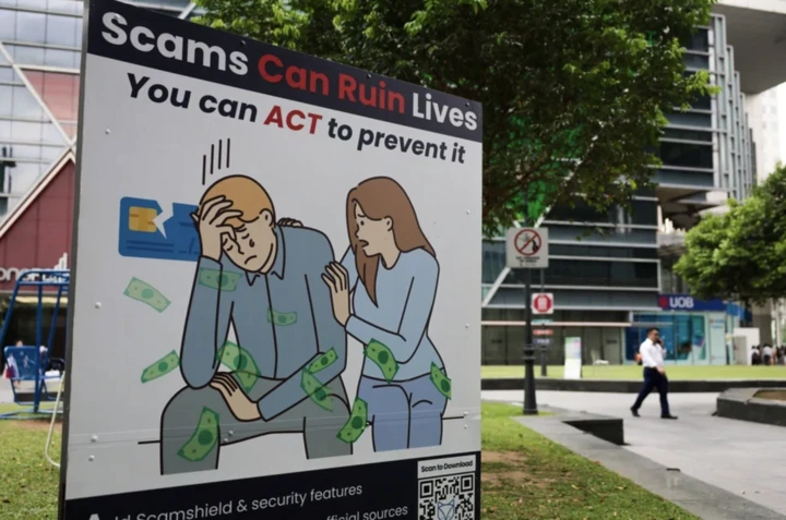 Singapore phạt đánh roi những kẻ lừa đảo trực tuyến